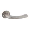 Afbeelding van P+E Gatdeel deurkruk 'Erick' op ronde rozet 8mm stift rvs geborsteld