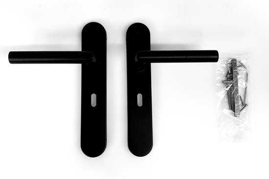 Afbeelding van Deurkrukgarnituur, L-model haaks, vast gemonteerd op langschild 225x40mm, in kleur zwart met structuur, sleutelgat klavier 56mm